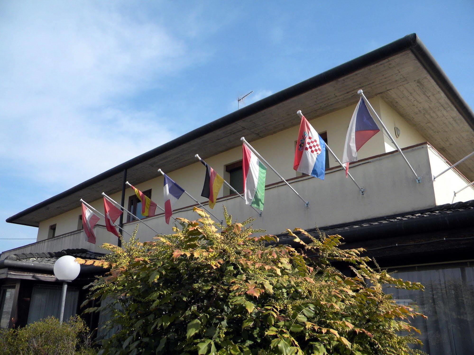 Hotel Corone Caerano Di San Marco Esterno foto