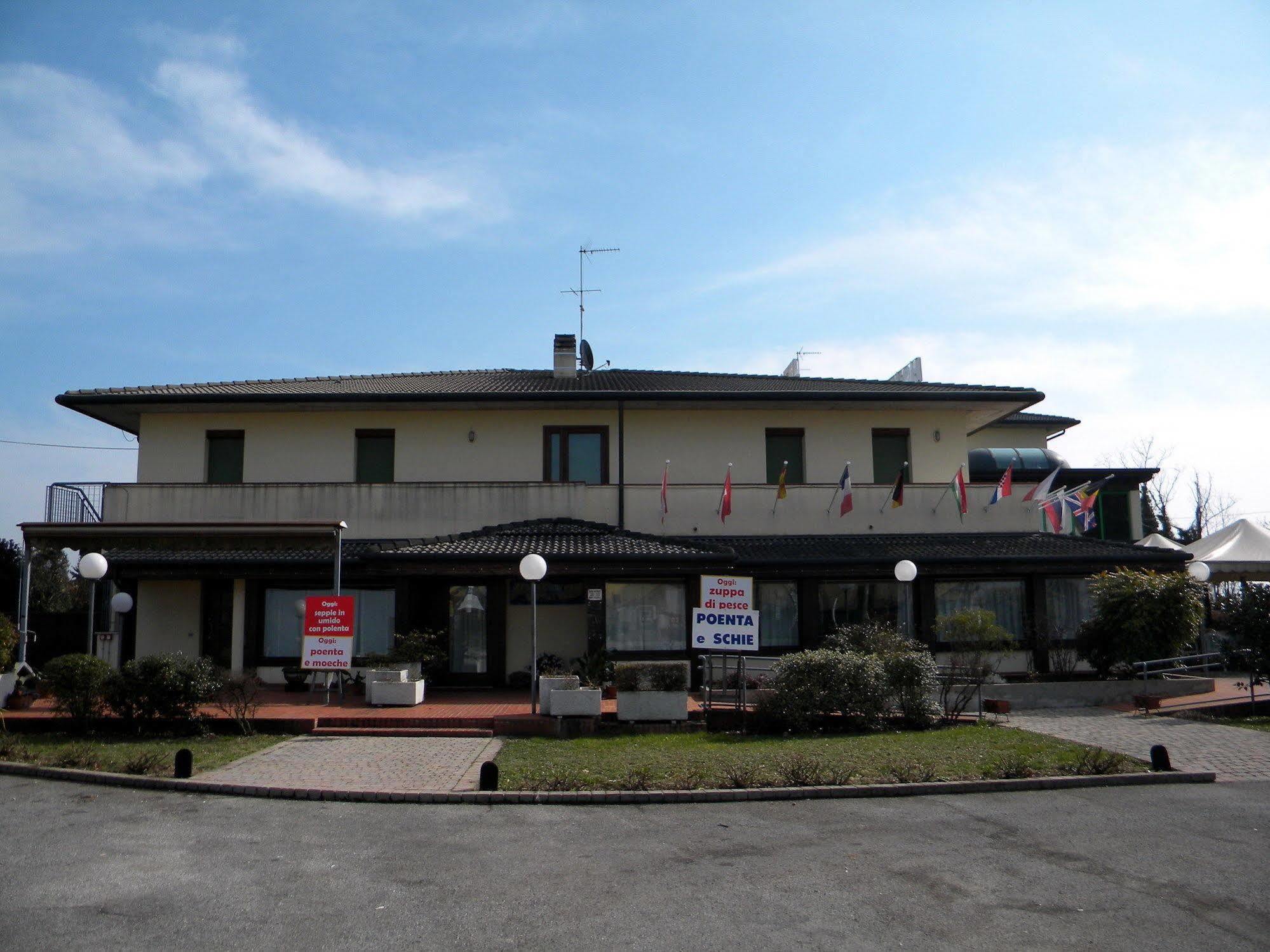 Hotel Corone Caerano Di San Marco Esterno foto