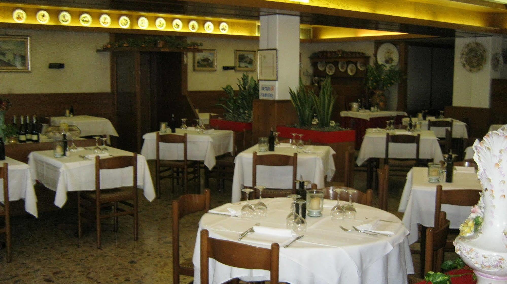 Hotel Corone Caerano Di San Marco Esterno foto